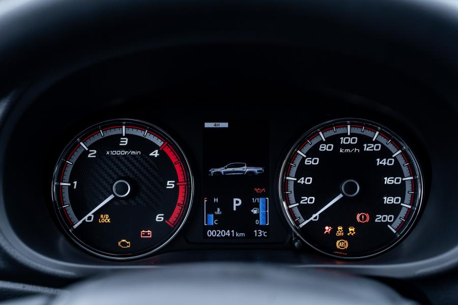Панель приборов Mitsubishi L200 Double Cab 2019 года  (CIS) (фото 8 из 40)